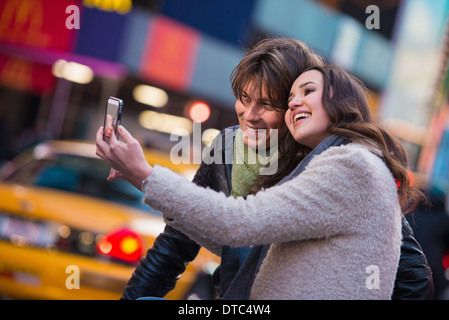 Coppia giovane prendendo un selfie, New York City, Stati Uniti d'America Foto Stock