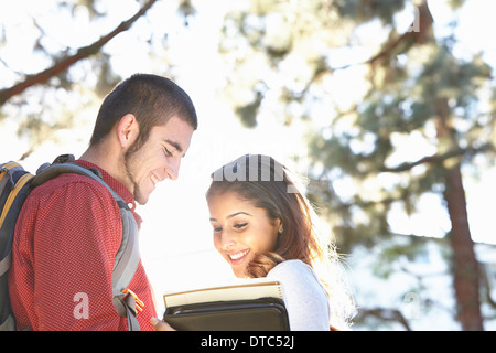Coppia giovane di trascorrere del tempo insieme Foto Stock