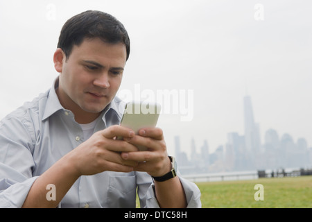 Imprenditore tramite telefono cellulare, Hoboken, New Jersey, STATI UNITI D'AMERICA Foto Stock