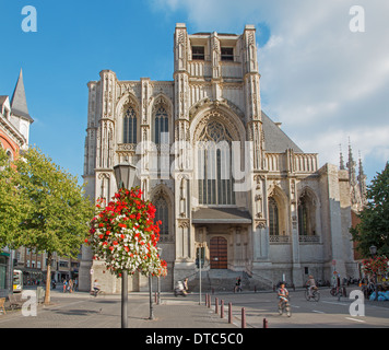 LEUVEN - 3 settembre: Peters cattedrale gotica da ovest in Sepetember 3, 2013 in Leuven, Belgio. Foto Stock