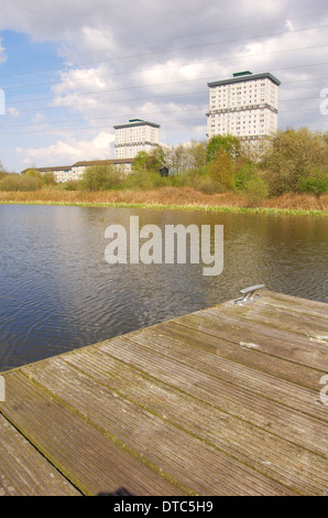 Elevato aumento appartamenti dietro il canale di Forth e Clyde al bacino Firhill a Glasgow, Scozia Foto Stock