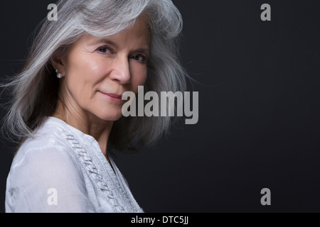 Ritratto in studio di bella donna senior Foto Stock