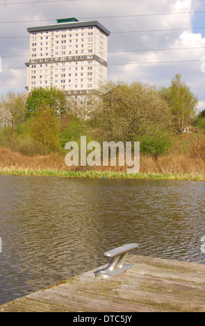 Elevato aumento appartamenti dietro il canale di Forth e Clyde al bacino Firhill a Glasgow, Scozia Foto Stock