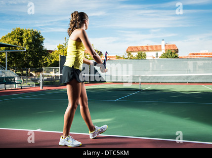 Femmina giocatore di tennis che serve la sfera Foto Stock