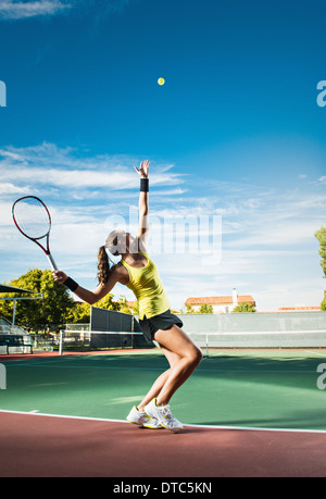 Femmina giocatore di tennis di colpire la sfera Foto Stock