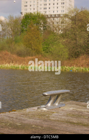 Elevato aumento appartamenti dietro il canale di Forth e Clyde al bacino Firhill a Glasgow, Scozia Foto Stock