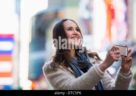 Giovane turista femminile fotografare, New York City, Stati Uniti d'America Foto Stock