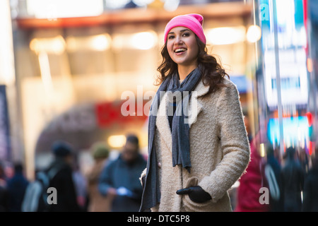 Giovane turista femminile ad esplorare le strade di New York City, Stati Uniti d'America Foto Stock