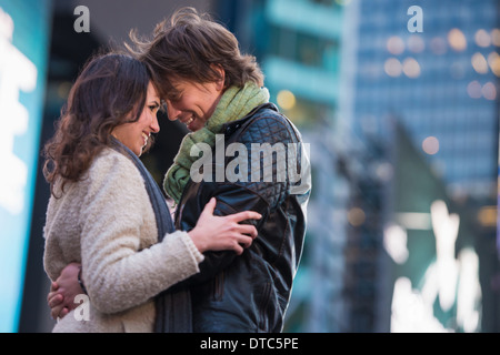 Giovane coppia romantica in vacanza a New York City, Stati Uniti d'America Foto Stock