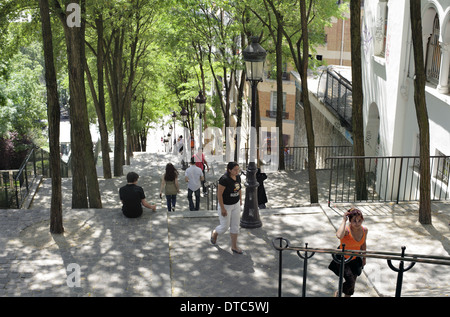 Le fasi di Rue Foyatier, Parigi, che portano dalla Basilique du Sacre-Coeur verso il basso per posizionare Suzanne Valadon e rue Tardieu. Foto Stock