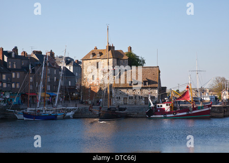 Barche a vela e la vecchia casa personalizzato nel porto di Honfleur, Normandia, Francia Foto Stock