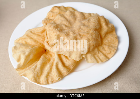 Poppadums su una piastra Foto Stock