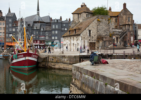 Barca da pesca e gli artisti al porto vicino la casa doganale in Honfleur, Normandia, Francia Foto Stock