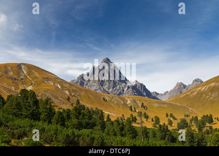 Il monte Piz Plavna Dadaint a Val Mingèr, Parco Nazionale Svizzero a Graubünden / Grisons nelle Alpi, Svizzera Foto Stock