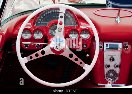 Volante di sterzo e l'interno di una Chevrolet Corvette Foto Stock