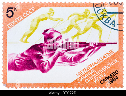 Timbro stampato in URSS (Russia) mostra il Biathlon con iscrizione e nome della serie 'XIV edizione dei Giochi Olimpici invernali, Sarajevo, 1984 Foto Stock