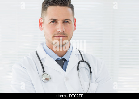 Fiducioso medico maschio Foto Stock