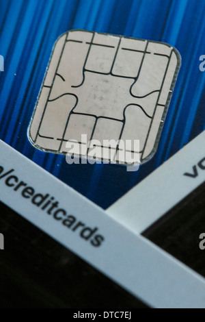 Una carta di credito Visa dotate di un chip EMV, conosciuto anche come 'chip e PIN' giustapposta con una scheda magnetica. Foto Stock