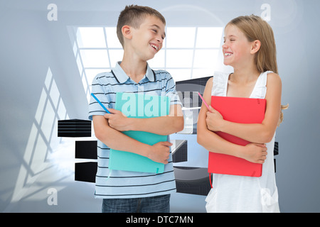 Immagine composita di sorridere fratello e sorella di tenere i loro libri di esercizio Foto Stock