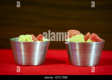 A forma di cuore colorato pasta italiana Foto Stock