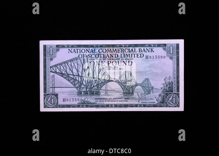 Una sterlina nota con l'immagine del Ponte di Forth Rail su sfondo nero, rilasciato dalla Banca Commerciale Nazionale di Scozia Foto Stock
