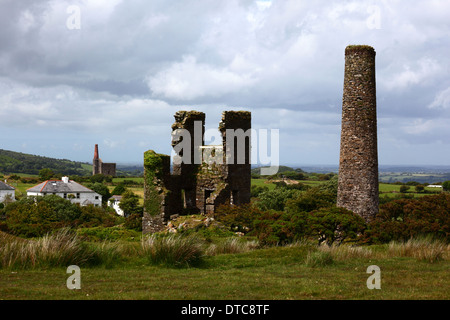 Rovine di Wheal Jenkin miniera di stagno e il camino , nei pressi di tirapiedi , Bodmin Moor , Cornovaglia , Inghilterra Foto Stock