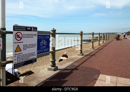 Spiaggia di informazioni di sicurezza e il ciclo di segni di corsia sulla passeggiata lungomare, St Leonards on Sea, East Sussex, Inghilterra Foto Stock