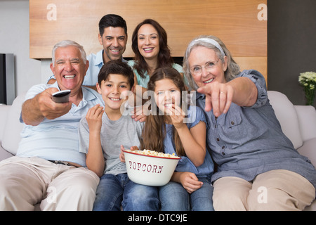 Ritratto di felice famiglia estesa a guardare la tv in soggiorno Foto Stock