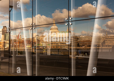 Lo skyline di Londra con il san Paolo Cattedrale riflessa nella finestra di Blackfriars Station,Londra,Inghilterra Foto Stock