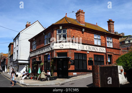 Il Crown Inn casa libera su un angolo di tutti i Santi Street e Crown Lane, Città Vecchia, Hastings, East Sussex, Inghilterra Foto Stock