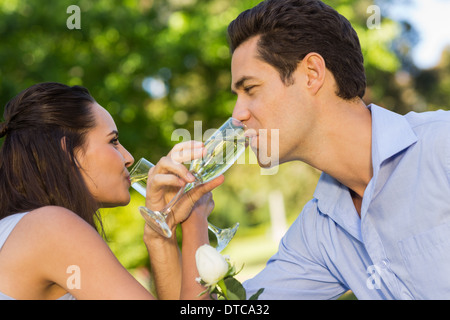 Paio di bere champagne a outdoor cafÃ© Foto Stock