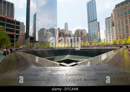 I nomi dei caduti a 9/11 World Trade Center omaggio nella città di New York STATI UNITI D'AMERICA Foto Stock