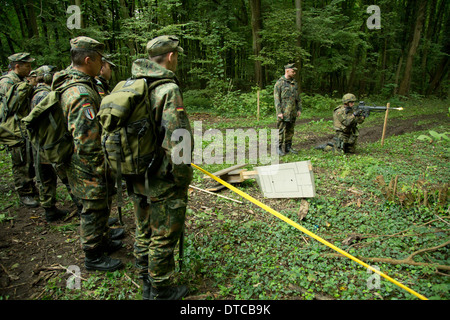 Illkirch- Grafenstaden, Francia, di ufficiali e sottufficiali della JgBtl 291 in corrispondenza di un corso di formazione Foto Stock