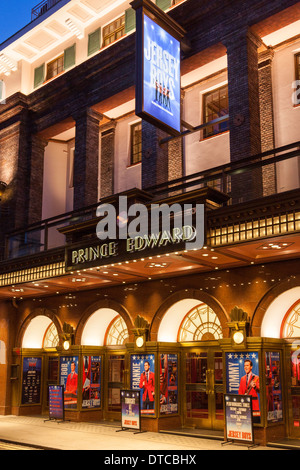 Prince Edward Theatre di notte,Old Compton Road,Soho,Londra,Inghilterra Foto Stock