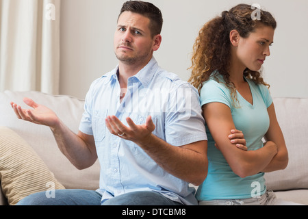 L'uomo gesticolando mentre sostenendo con la donna Foto Stock