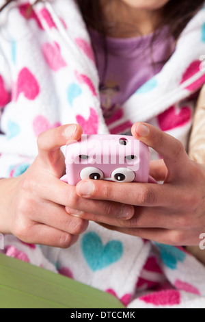 Ragazza adolescente sul suo smart phone-close-up Foto Stock