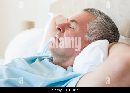 Senior uomo dorme nel letto Foto Stock