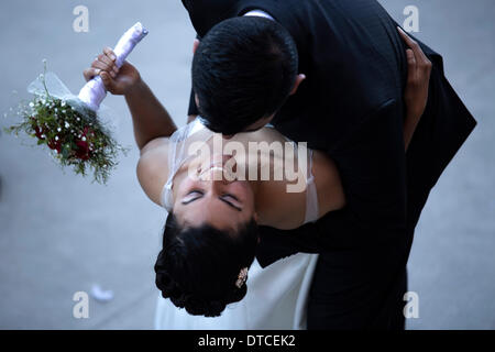 Tijuana, Messico. 14 feb 2014. Un giovane si sposano in un collettivo di cerimonia di nozze su il giorno di San Valentino nella città di Tijuana, Messico, 14 febbraio, 2014. Credito: Guillermo Arias/Xinhua/Alamy Live News Foto Stock