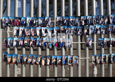 Tijuana, Messico. 14 feb 2014. Foto di coppie si sono visti in un collettivo di cerimonia di nozze su il giorno di San Valentino nella città di Tijuana, Messico, 14 febbraio, 2014. Credito: Guillermo Arias/Xinhua/Alamy Live News Foto Stock