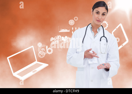 Immagine composita del medico donna puntando alla pillola in mano Foto Stock
