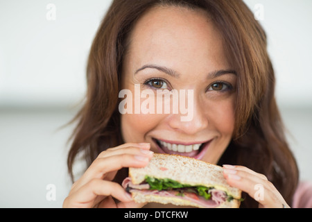 Primo piano di una donna di mangiare panino Foto Stock