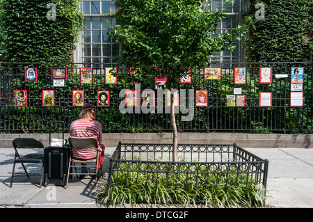 New York, NY - 17 agosto 2013 - Artista visualizzazione e vendere il suo lavoro sul marciapiede di MacDougal Street nel Greenwich Village Foto Stock