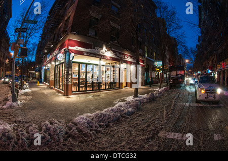 New York, NY 14 Gennaio 2014 - un viscido notte invernale nel Greenwich Village Foto Stock