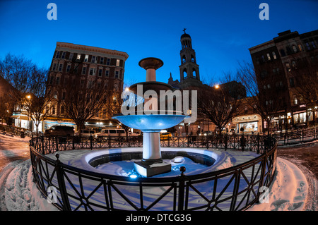 New York, NY 22 Gennaio 2014 - coperta di neve fontana nel Padre Piazza Demo nel Greenwich Village Foto Stock