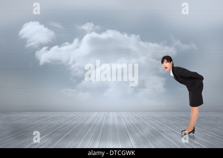 Immagine composita di sorpreso imprenditrice la piegatura Foto Stock