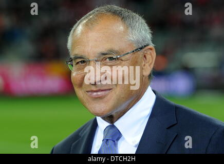 Monaco di Baviera, Germania. Xxv Sep, 2012. Wolfsburg's allenatore Felix Magath sorrisi prima Bundesliga soccer match tra Bayern Monaco e VfL Wolfsburg a stadio Allianz Arena di Monaco di Baviera, Germania, il 25 settembre 2012. Il Bayern Monaco ha vinto la partita 3-0. Foto: Tobias Hase/dpa/Alamy Live News Foto Stock