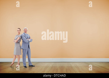 Immagine composita di grave imprenditore in piedi nella parte posteriore con una donna Foto Stock