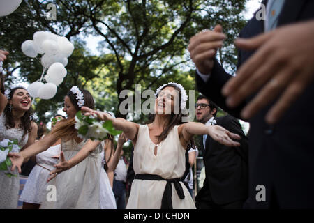 Buenos Aires, Argentina. 14 feb 2014. I membri del coro Caliope in abiti da sposa abiti e cantare canzoni di amore per i pedoni su il giorno di San Valentino a Buenos Aires, Argentina, 14 febbraio, 2014. Credito: Martin Zabala/Xinhua/Alamy Live News Foto Stock