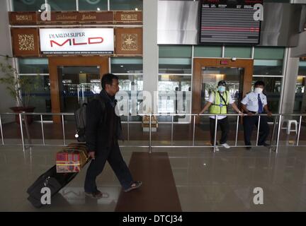 Yogyakarta, Indonesia. 15 feb 2014. I passeggeri in cerca di informazioni di volo che è stato rinviato a causa di eruzione vulcanica del vulcano Kelud all aeroporto Adisumarno il 15 febbraio 2014 in solo, in Indonesia. Impatto dell'eruzione del vulcano Kelud varie città in Java Indonesia. Ceneri vulcaniche che si verifica anche realizzato un certo numero di voli a tre aeroporti ritardato fino a quando un tempo imprecisato limite. Credito: ZUMA Press, Inc./Alamy Live News Foto Stock