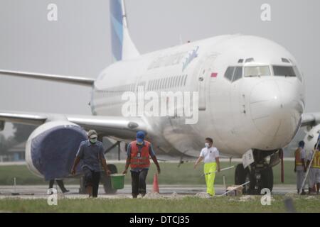 Yogyakarta, Indonesia. 15 feb 2014. Gli ufficiali è stata la pulizia di cenere vulcanica dall eruzione del vulcano Kelud all aeroporto Adisumarno il 15 febbraio 2014 in solo, in Indonesia. Impatto dell'eruzione del vulcano Kelud varie città in Java Indonesia. Ceneri vulcaniche che si verifica anche realizzato un certo numero di voli a tre aeroporti ritardato fino a quando un tempo imprecisato limite. Credito: ZUMA Press, Inc./Alamy Live News Foto Stock